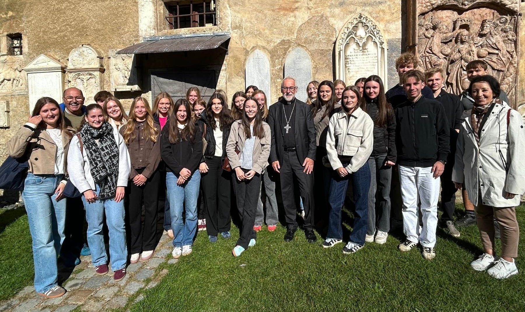Mehr als 600 Schülerinnen und Schüler der Maturaklassen der AHS und BHS nahmen an der ökumenischen Maturawallfahrt am 3. Oktober 2025 nach Maria Saal teil